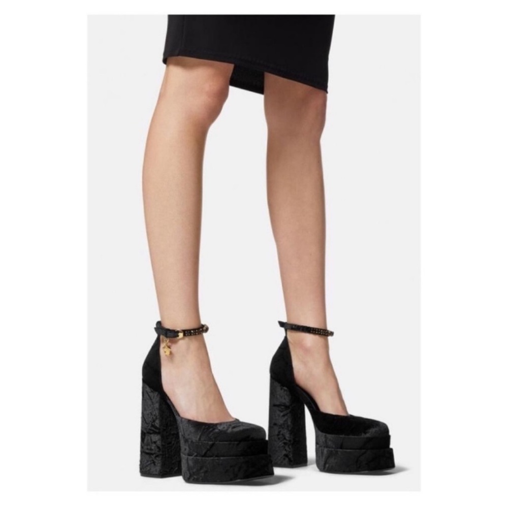 New! VERSACE Logo Medusa Charm Aevitas Embellished Crushed Velvet Platform Pumps - Picture 4 of 14